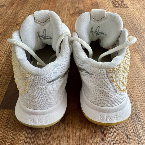 Nike Kyrie Irving 3 White/beige Sz 2Y - Picture 4 of 6
